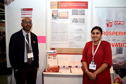 Dr. Karmegam Karuppiah (kiri) dan Dr. Sarva Mangala Praveena (kanan) bersama poster mereka di MTE 2016.